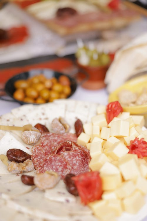 mesa con variedad de quesos canarios